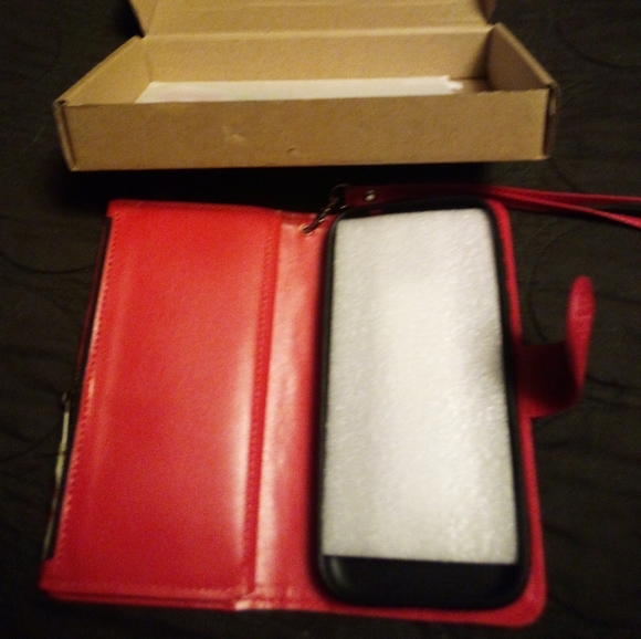 Embossed cell phone case - Picture 2 of 5